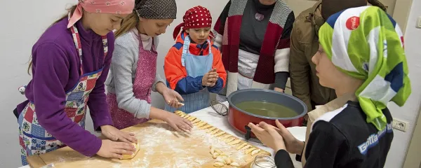 Mladi kuharji iz Slivja med pripravo macafizeljnov