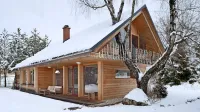 Prepletena in objeta - hiša in drevo.