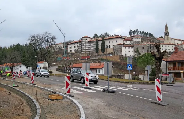800 metrov ceste skozi novi del Štanjela bodo, tako pravijo na 
občini, dokončali maja.