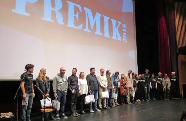 Ekipa Premikov na odru Kosovelovega doma skupaj z govorci in 
nastopajočimi.