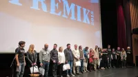 Ekipa Premikov na odru Kosovelovega doma skupaj z govorci in 
nastopajočimi.