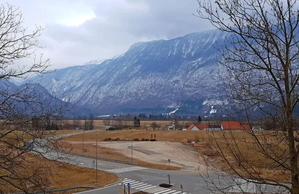 Heta je makadamsko parkirišče CPIN-u prodala za dobre pol 
milijona evrov. 