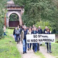 Sklenili roke okrog vile