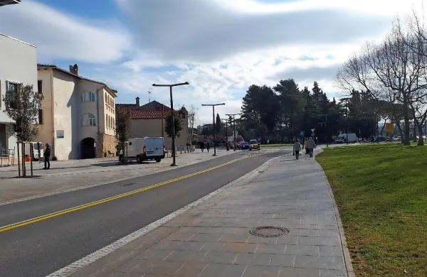 Pred dvema letoma je 34-letni Makedonec na Pristaniški ulici v 
bližini  banke v zasedi počakal mlajšo žensko in jo napadel.