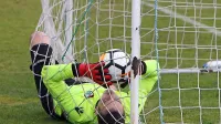 Nesrečni vratar Brd Matija Radikon je končal v golu, ko mu je sunek vetra zbil žogo za domače vodstvo z 2:0. 


