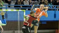 Ajdovske rokometašice so v  nadaljevanju zaustavile Kristino 
Petrinja (v oranžnem dresu), ki jim je v prvem polčasu zabila 
sedem golov.  