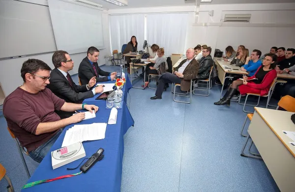 Z leve: Mirsad Begić, Peter Pogačar in Klemen Širok. Okrogli mizi bi moral prisostvovati Borut Brezar iz lani ustanovljenega Sindikata prekarcev, a je zbolel.