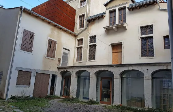 Borilnica je sestavljena iz več starejših stavb in ima razgibano 
vrtno fasado.



