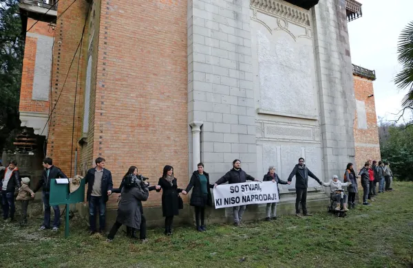 “Sprašujemo se ali je res tako absurdno in “neekonomično” 
vlagati v svojo zgodovino, ki je v vlogi arhitekturne vrednosti 
Laščakove vile pravi unikum v naši državi,” so v odprtem pismu 
zapisali predstavniki Združenja za zaščito naravne in kulturne 
dediščine Rafutskega kompleksa.