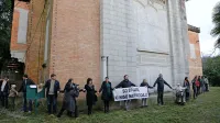 “Sprašujemo se ali je res tako absurdno in “neekonomično” 
vlagati v svojo zgodovino, ki je v vlogi arhitekturne vrednosti 
Laščakove vile pravi unikum v naši državi,” so v odprtem pismu 
zapisali predstavniki Združenja za zaščito naravne in kulturne 
dediščine Rafutskega kompleksa.