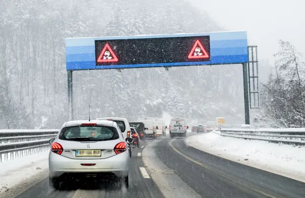 V prihodnjih dneh lahko voznike ponovno preseneti snežna 
pošiljka.