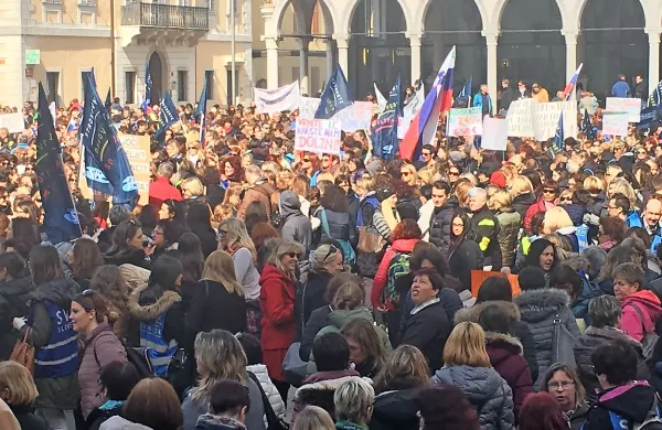 Učitelji in vzgojitelji na protestnih shodih, tudi v Kopru
