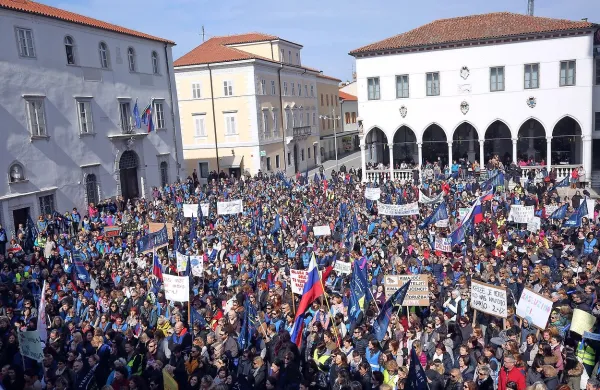 Titov trg v Kopru je napolnilo približno 2000 vzgojiteljev in 
šolnikov, ki zahtevajo, naj vlada pravilno ovrednoti njihovo delo. 