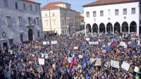 Titov trg v Kopru je napolnilo približno 2000 vzgojiteljev in 
šolnikov, ki zahtevajo, naj vlada pravilno ovrednoti njihovo delo. 
