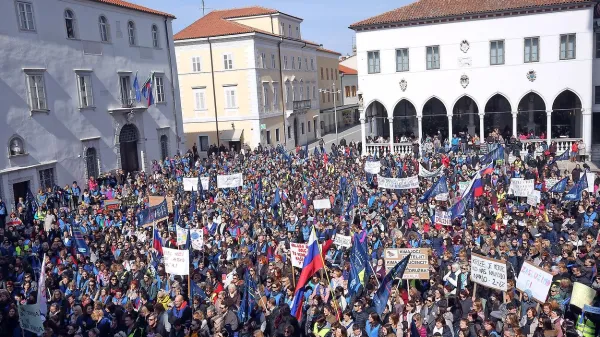 Titov trg v Kopru je napolnilo približno 2000 vzgojiteljev in 
šolnikov, ki zahtevajo, naj vlada pravilno ovrednoti njihovo delo. 