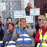 Vzgojitelji in šolniki so na Titovem trgu opozorili, da želijo svojemu 
delu povrniti dostojanstvo.