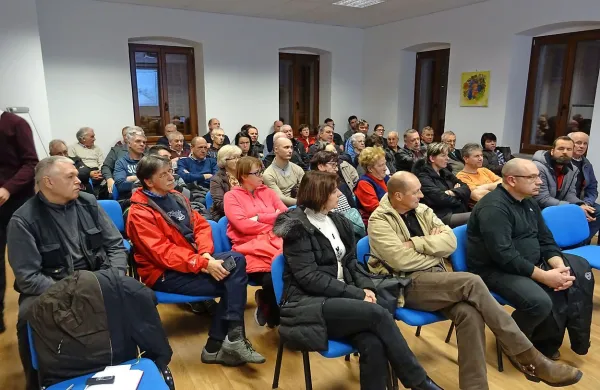 Krajani Dutovelj se veselijo  pločnikov, ne želijo pa, da bi cesto na trgu omejili z robniki. 