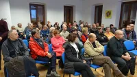 Krajani Dutovelj se veselijo  pločnikov, ne želijo pa, da bi cesto na trgu omejili z robniki. 