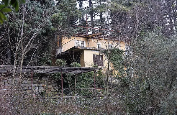 Propadajoči nekdanji počitniški dom, ki se nahaja nad parkiriščem 
v Fiesi. 