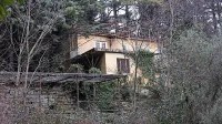 Propadajoči nekdanji počitniški dom, ki se nahaja nad parkiriščem 
v Fiesi. 