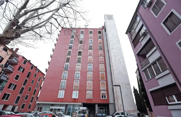 Tomosov nebotičnik je s svojo modernistično obliko, desetimi 
nadstropji, zunanjim stopniščem in uro na vrhu korenito posegel 
v podobo Nazorjevega trga v Kopru.