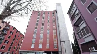 Tomosov nebotičnik je s svojo modernistično obliko, desetimi 
nadstropji, zunanjim stopniščem in uro na vrhu korenito posegel 
v podobo Nazorjevega trga v Kopru.
