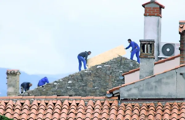 Pri menjavanju strešne kritine je 53-letni delavec pri delu stopil na 
del dotrajane plastične kritine, ki se je udrla pod njegovo težo, da 
je padel v notranjost hale podjetja (fotografija je simbolična).