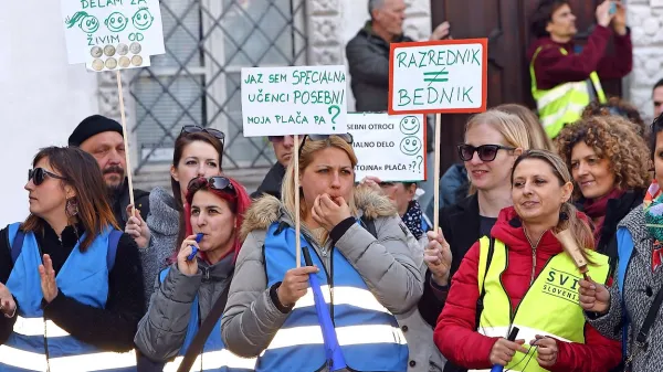 Vzgojitelji in šolniki so na Titovem trgu opozorili, da želijo svojemu 
delu povrniti dostojanstvo.