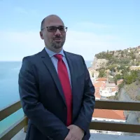Aleš Kuhar: “V razvitih državah je opaziti reindustrializacijo. Samo 
poglejte, od kod  prihajajo nogavice in zobna pasta. V Sloveniji, kjer 
še kar verjamemo v zamisel o  liberalnem tržišču, pa nam Polzela 
nogavic ne izdeluje več.”    