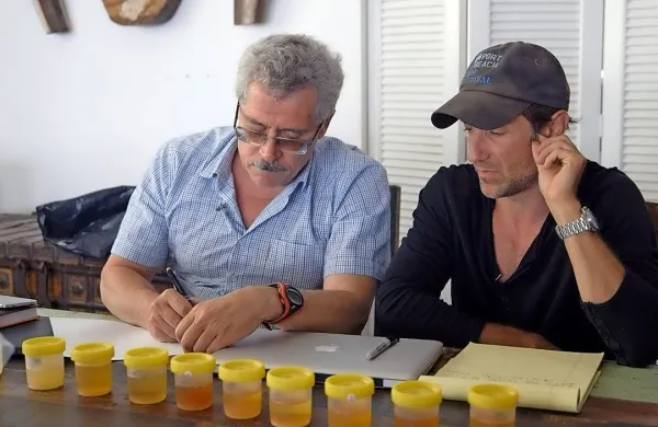 Grigorij Rodčenkov (levo) in Bryan Fogel med izvajanjem doping 
protokola.