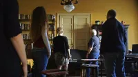 Po drugi svetovni vojni je bila družina Srbijanke Turajlić primorana 
zakleniti dvoje vrat v dnevni sobi razkošnega beograjskega 
meščanskega stanovanja, za katerimi je nato v dveh sobah dolga 
desetletja živela še ena družina.