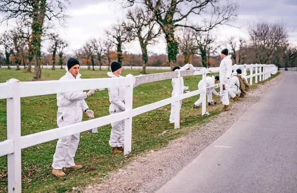 50 ameriških vojakov si je včeraj čez uniformo obleklo zaščitna 
oblačila in pobarvalo pol kilometra lipiške ograje.