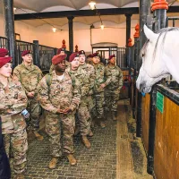 Z zanimanjem so si vojaki, udeleženci vojaške vaje Beli žrebec,  
ogledali tudi bele žrebce.