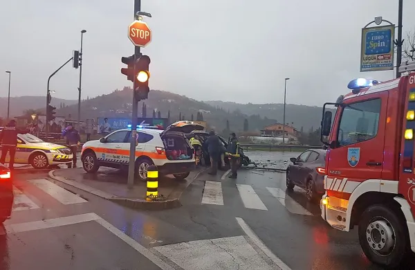 V nesreči se je 23-letna voznica iz Lucije huje poškodovala.