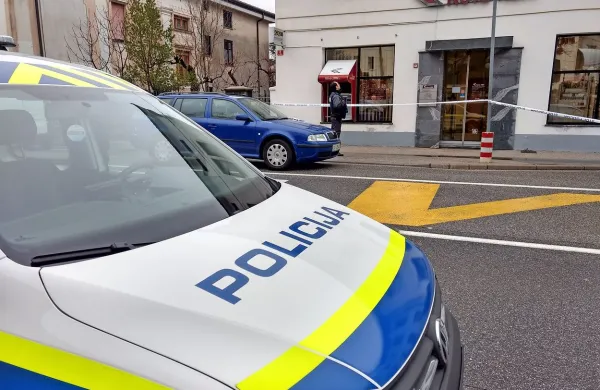 Neznani moški je od zaposlene zahteval gotovino, pri čemer ji je 
grozil z orožjem.