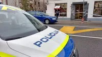 Neznani moški je od zaposlene zahteval gotovino, pri čemer ji je 
grozil z orožjem.