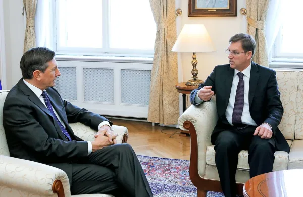 Miro Cerar je predsedniku Borutu Pahorju pojasnil odločitev o 
odstopu z mesta predsednika vlade. 