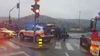 V četrtkovih poznih popoldanskih urah je v križišču v Luciji silovito 
počilo, eden od semaforjev pa je zgrmel na tla.