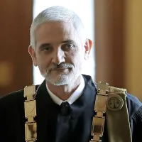 Damijan Florjančič se ni  javno odzval na nenavadno izjavo Vilija 
Kovačiča,  ampak šele na komentar Mira Cerarja na Kovačičeve 
besede. 