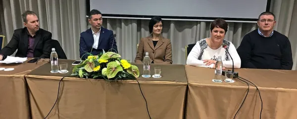 Na pogovoru o priložnostih za vinski turizem so sodelovali (z leve): Igor Novel, Denis Ivošević, Elena Parovel, Barbara 
Švagelj in Bruno Zaro. 