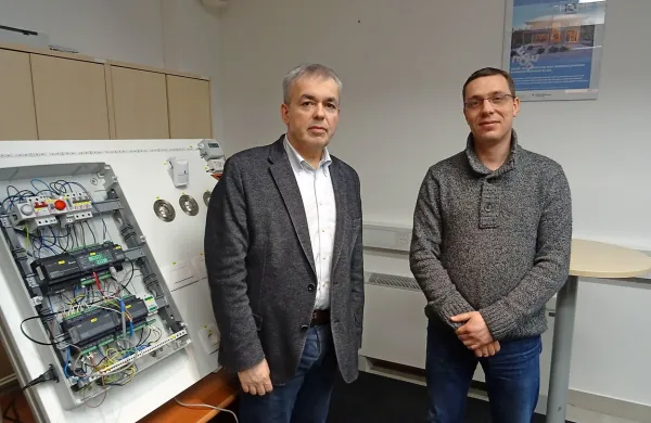  Devid Palčič (levo) in Ivan Iličić pri modelu sistema za   upravljanje 
energije doma (Hems).   