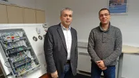  Devid Palčič (levo) in Ivan Iličić pri modelu sistema za   upravljanje 
energije doma (Hems).   