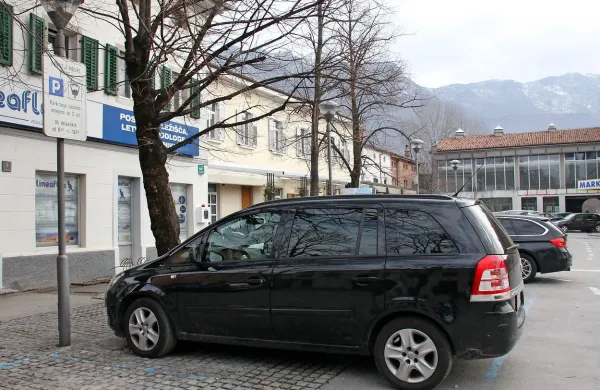  V središču Ajdovščine je treba pri parkiranju upoštevati tudi 
časovne omejitve in nastaviti parkirno uro. 