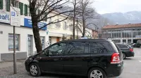  V središču Ajdovščine je treba pri parkiranju upoštevati tudi 
časovne omejitve in nastaviti parkirno uro. 