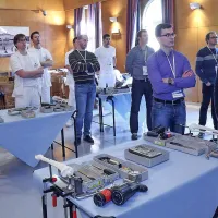 Tečajnikom ortopedom so poleg predvanja posnetih tovrstnih 
operacij na umetnih kosteh tudi sami vadili metode osteotomije.  