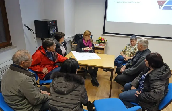 Prometna strategija ni pritegnila veliko Dutovcev. Prišlo jih je 
kakih deset, ki so nato v dveh skupinah predlagali, kako izboljšati 
promet.