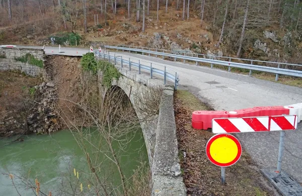 Cesto čez most so delavci CPK zaprli s plastičnimi ovirami. Ker jih 
je na škofeljski strani nekdo odmaknil, so jih nadomestili z 
betonskimi. 