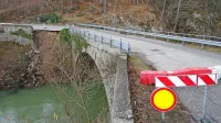 Cesto čez most so delavci CPK zaprli s plastičnimi ovirami. Ker jih 
je na škofeljski strani nekdo odmaknil, so jih nadomestili z 
betonskimi. 