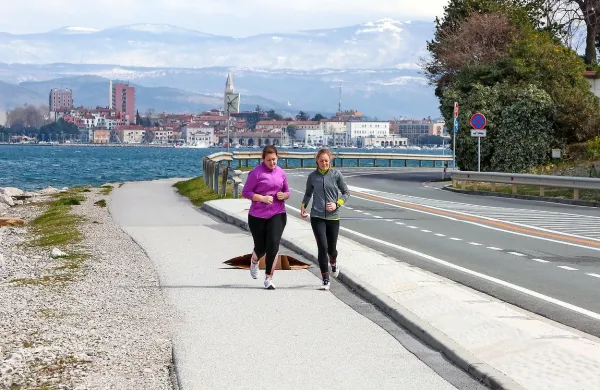  Namesto motornim vozilom  obalna cesta danes pripada tekačem in kolesarjem.