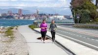  Namesto motornim vozilom  obalna cesta danes pripada tekačem in kolesarjem.